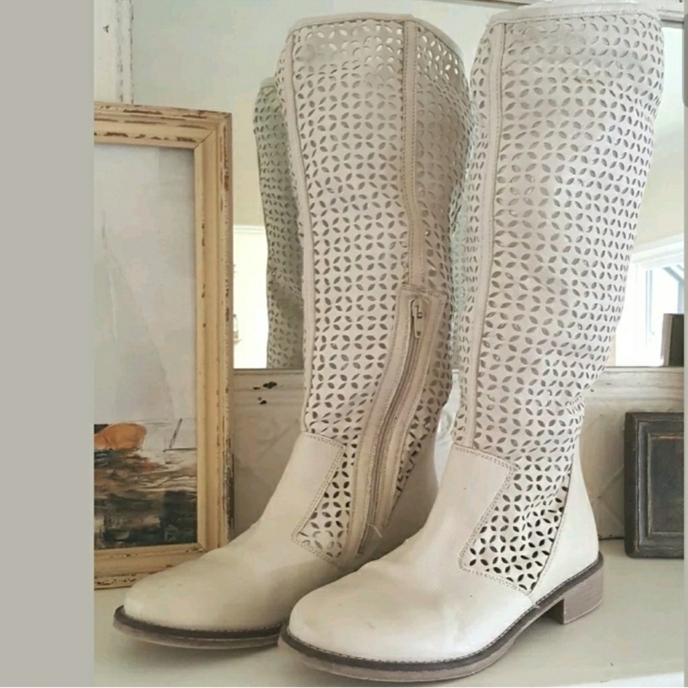 Boutique 9 Leather knee high boots white / ivory sz 8